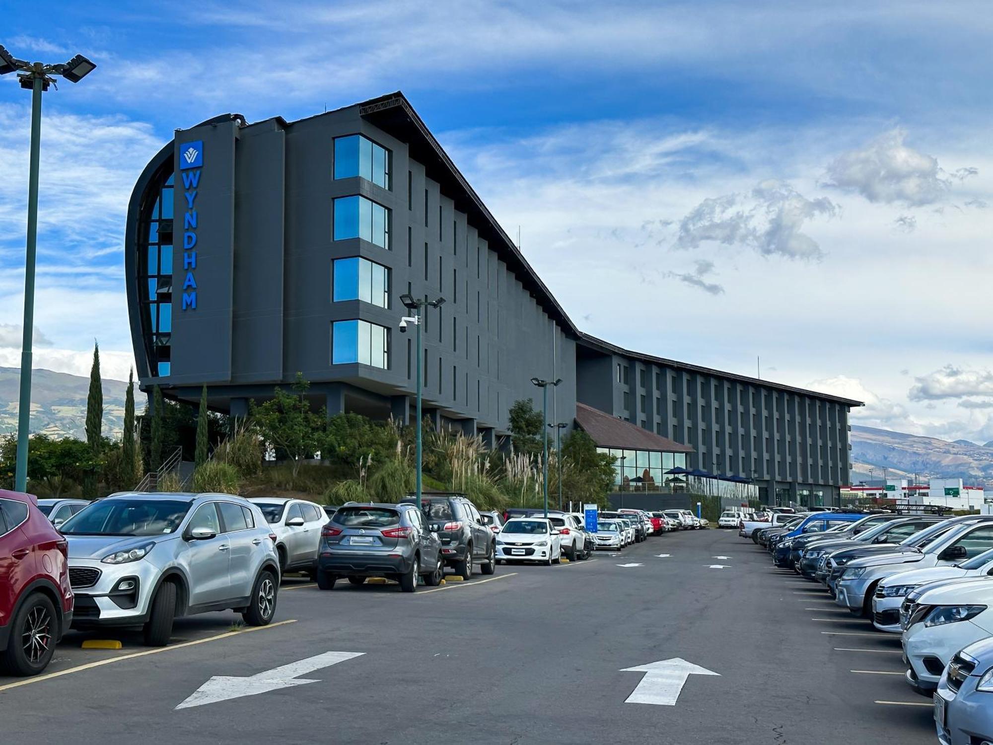 Wyndham Quito Airport Hotel Puembo Exterior photo The hotel in 2019