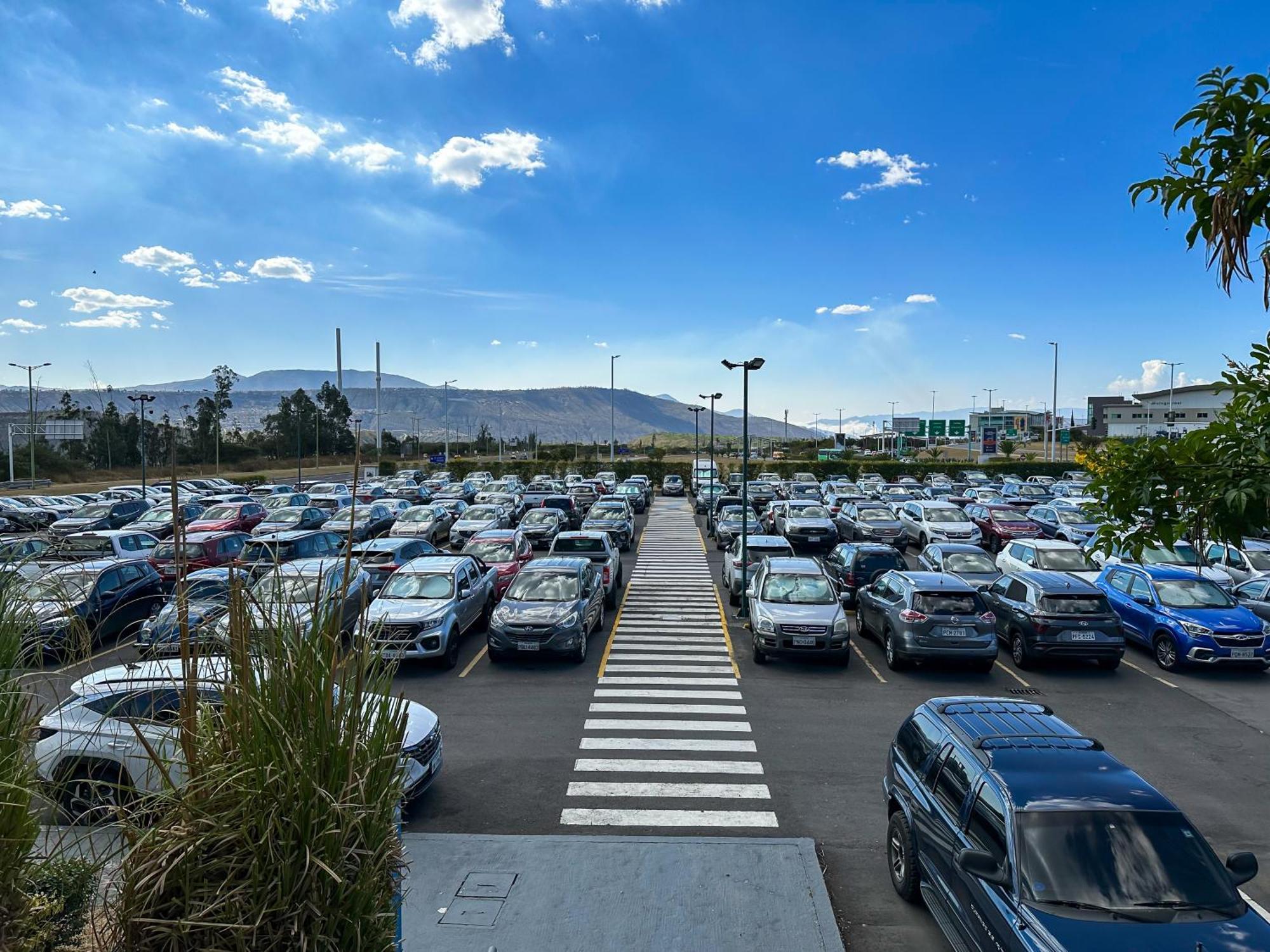 Wyndham Quito Airport Hotel Puembo Exterior photo Parking lot at the airport