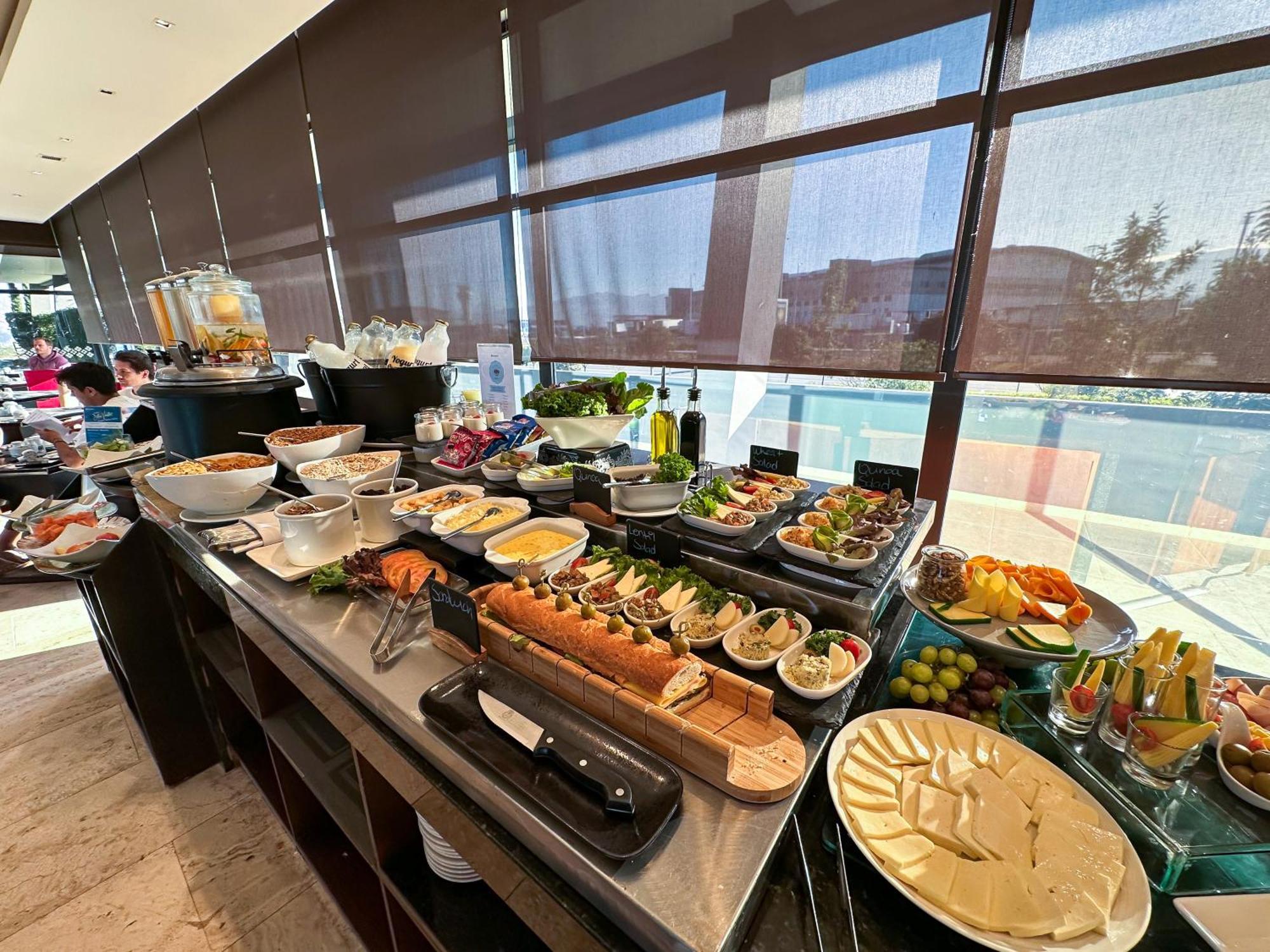 Wyndham Quito Airport Hotel Puembo Exterior photo A buffet at a hotel