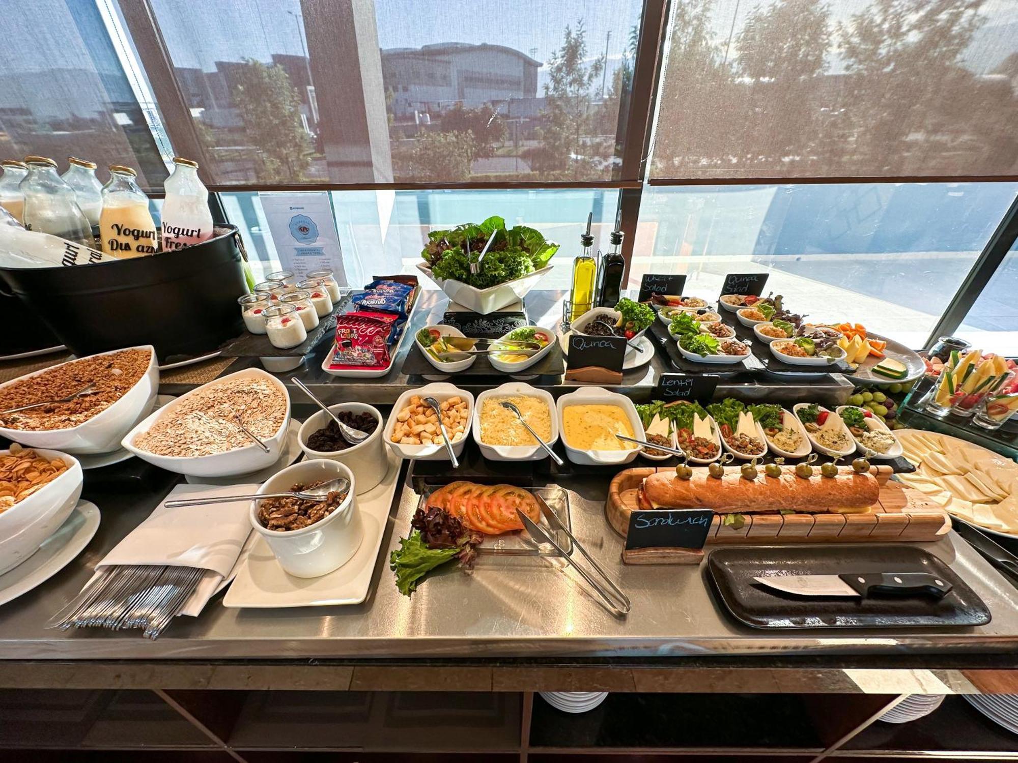 Wyndham Quito Airport Hotel Puembo Exterior photo A salad bar