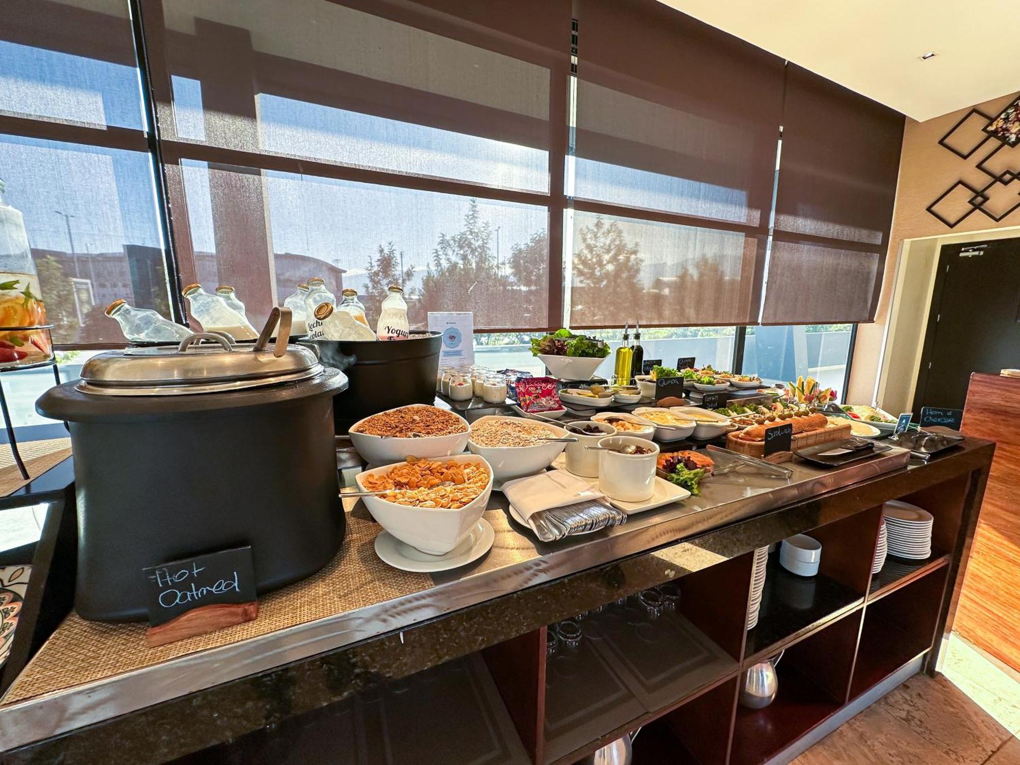 Wyndham Quito Airport Hotel Puembo Exterior photo A buffet at a hotel