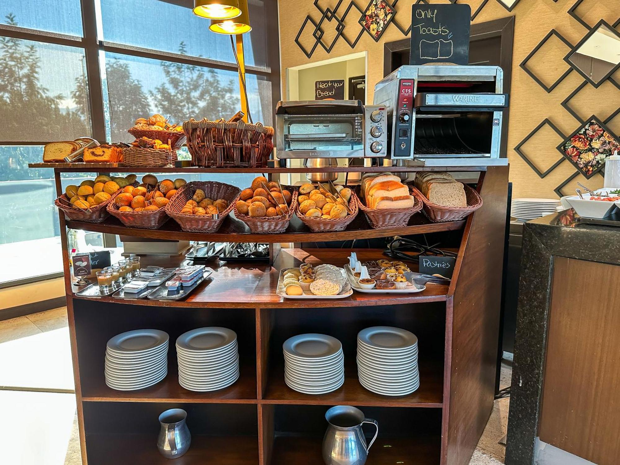 Wyndham Quito Airport Hotel Puembo Exterior photo A bread station at a hotel