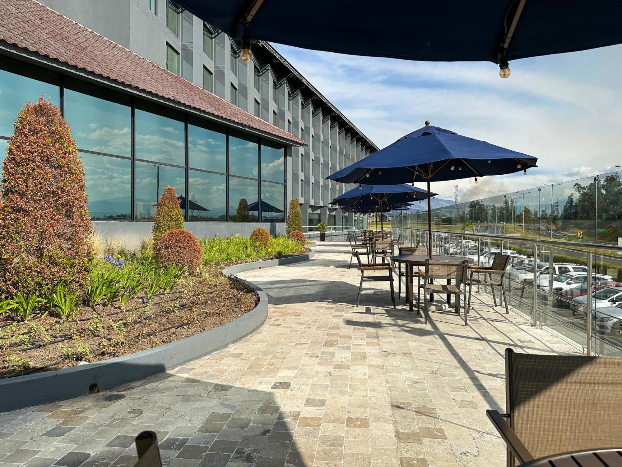 Wyndham Quito Airport Hotel Puembo Exterior photo The patio at the airport's business center