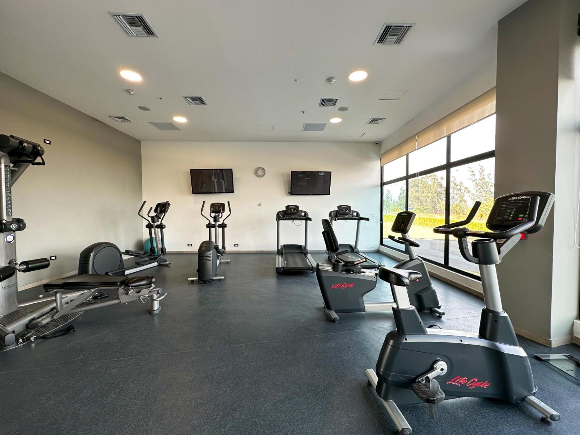Wyndham Quito Airport Hotel Puembo Exterior photo The gym at the hotel