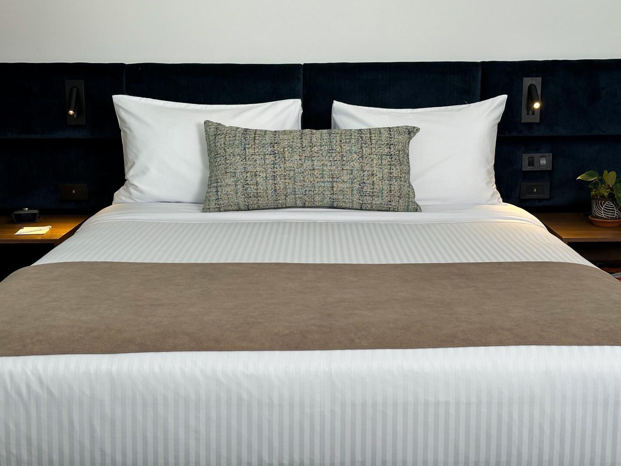 Wyndham Quito Airport Hotel Puembo Exterior photo A bed runner