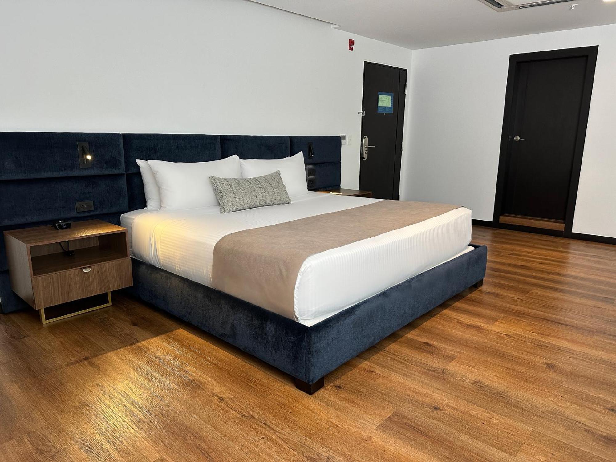 Wyndham Quito Airport Hotel Puembo Exterior photo A bedroom at the hotel