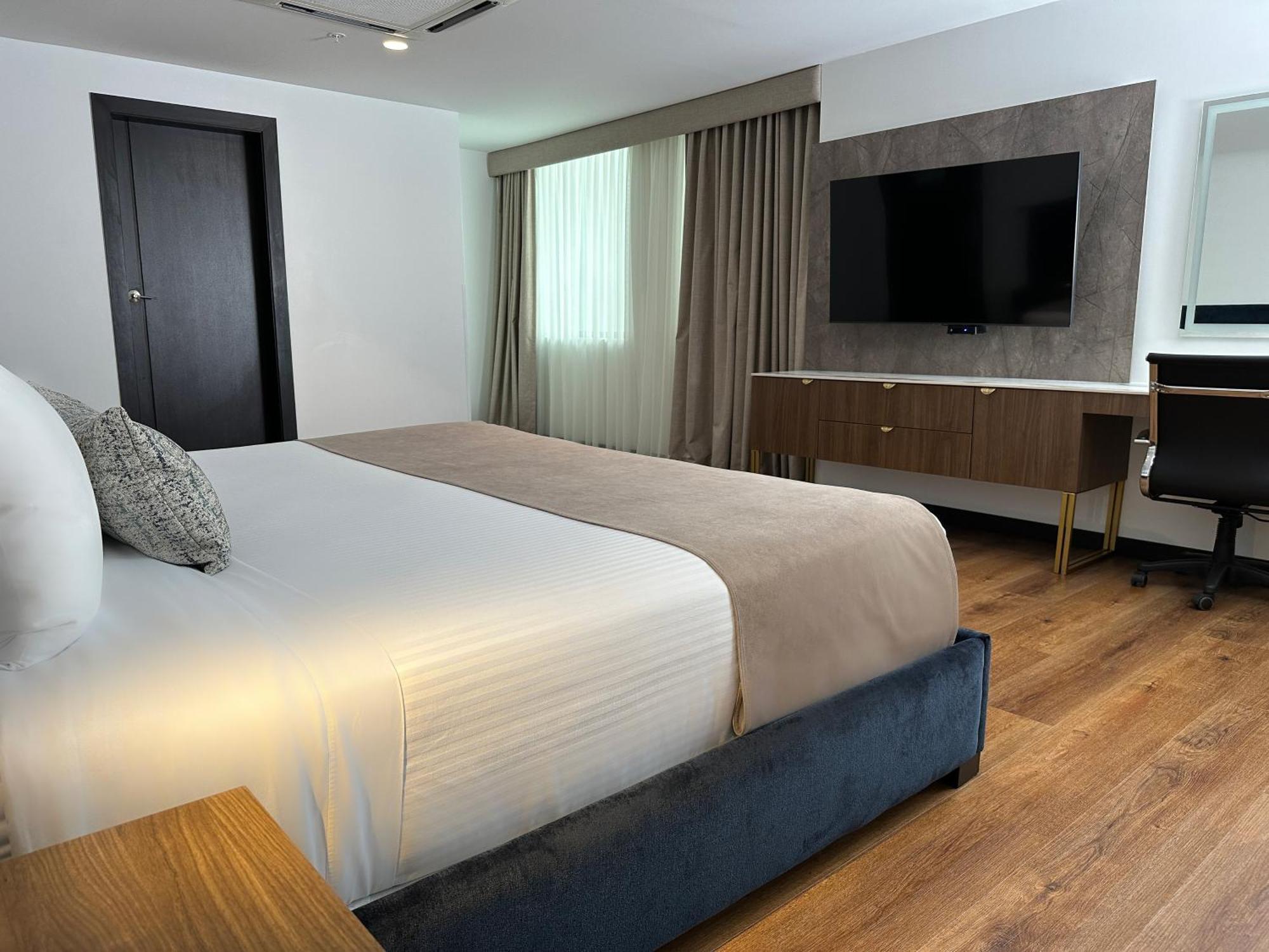 Wyndham Quito Airport Hotel Puembo Exterior photo A bedroom at the hotel