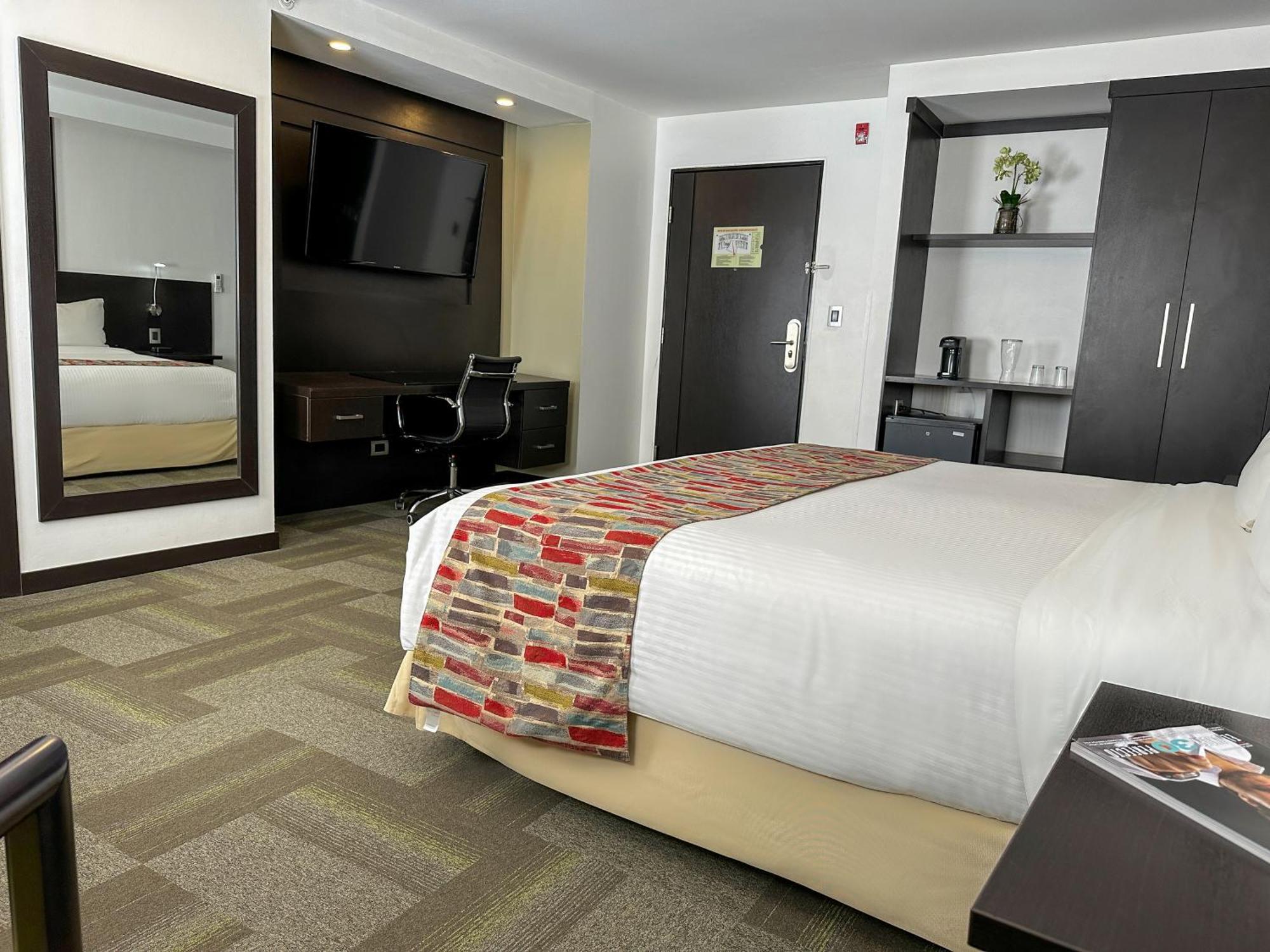 Wyndham Quito Airport Hotel Puembo Exterior photo A typical room at the hotel