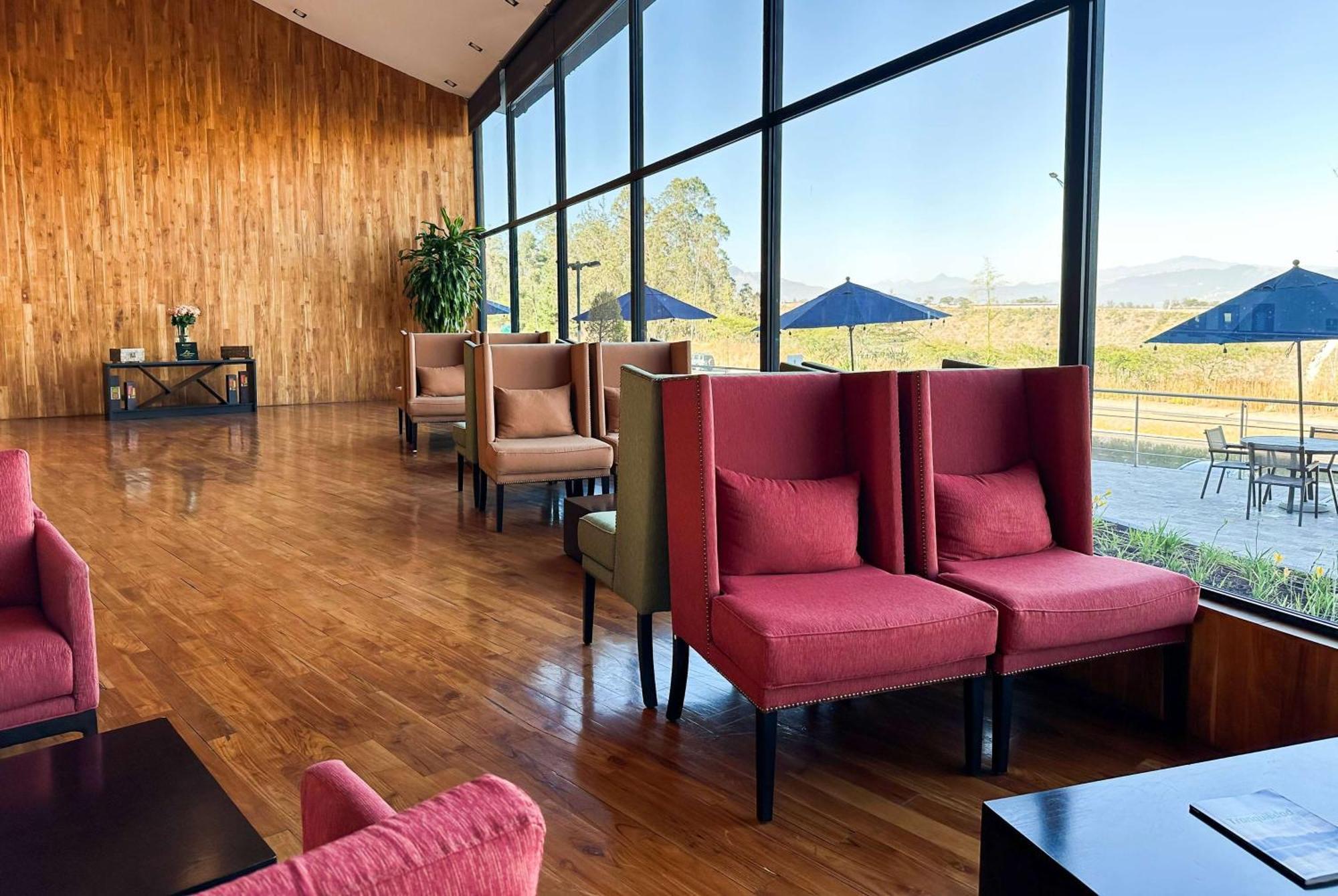 Wyndham Quito Airport Hotel Puembo Exterior photo The interior of the airport's VIP lounge
