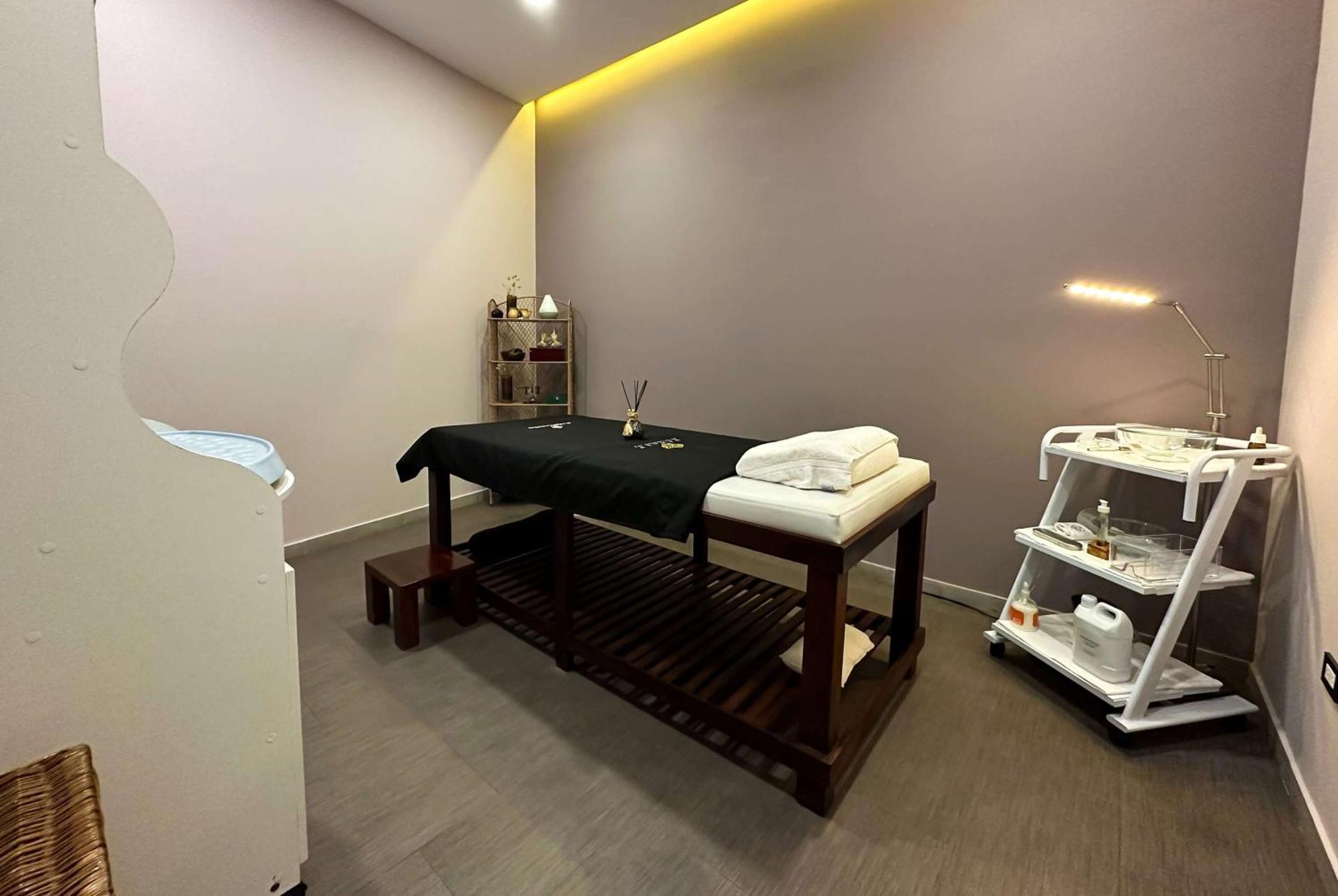 Wyndham Quito Airport Hotel Puembo Exterior photo A massage table