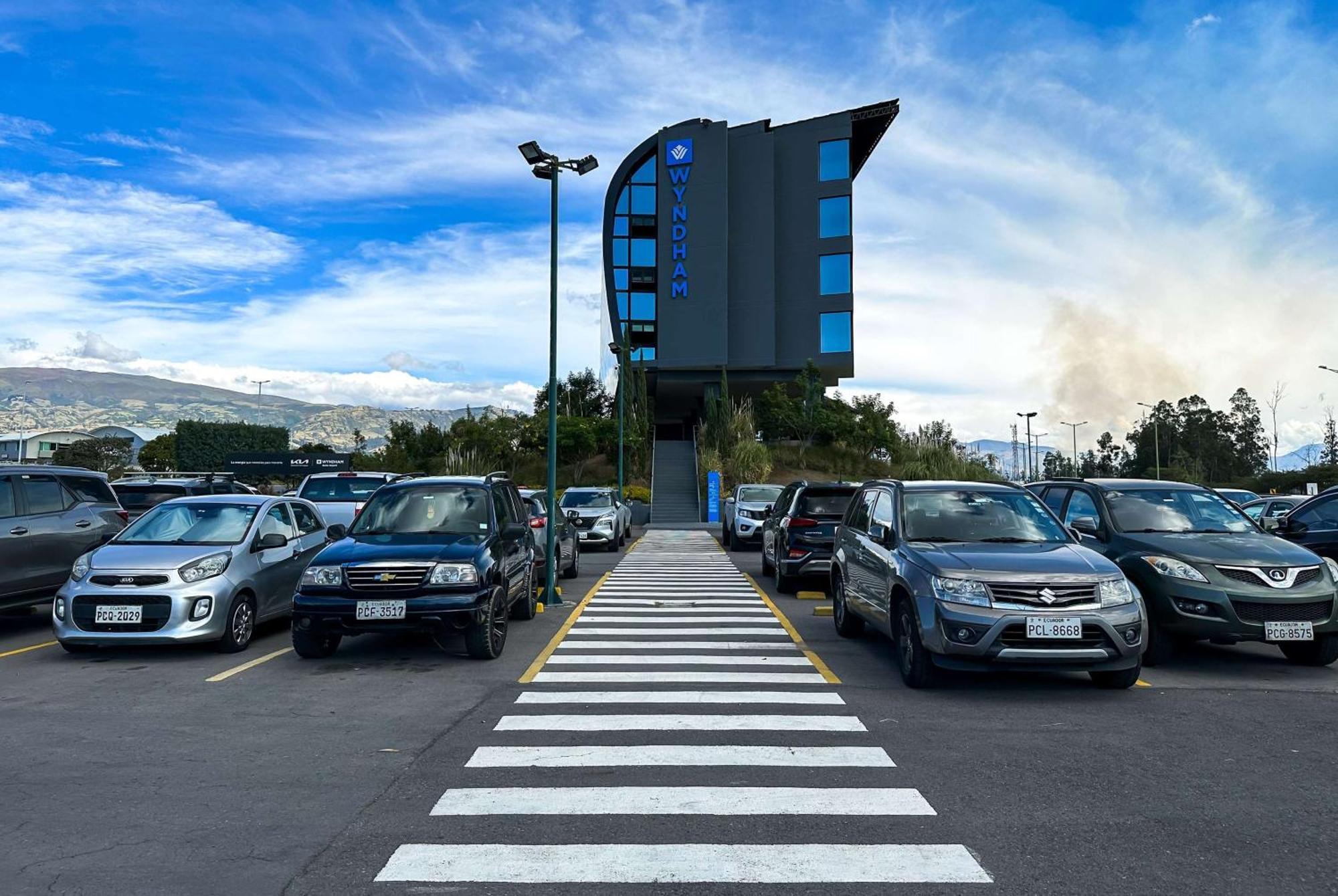 Wyndham Quito Airport Hotel Puembo Exterior photo The new terminal