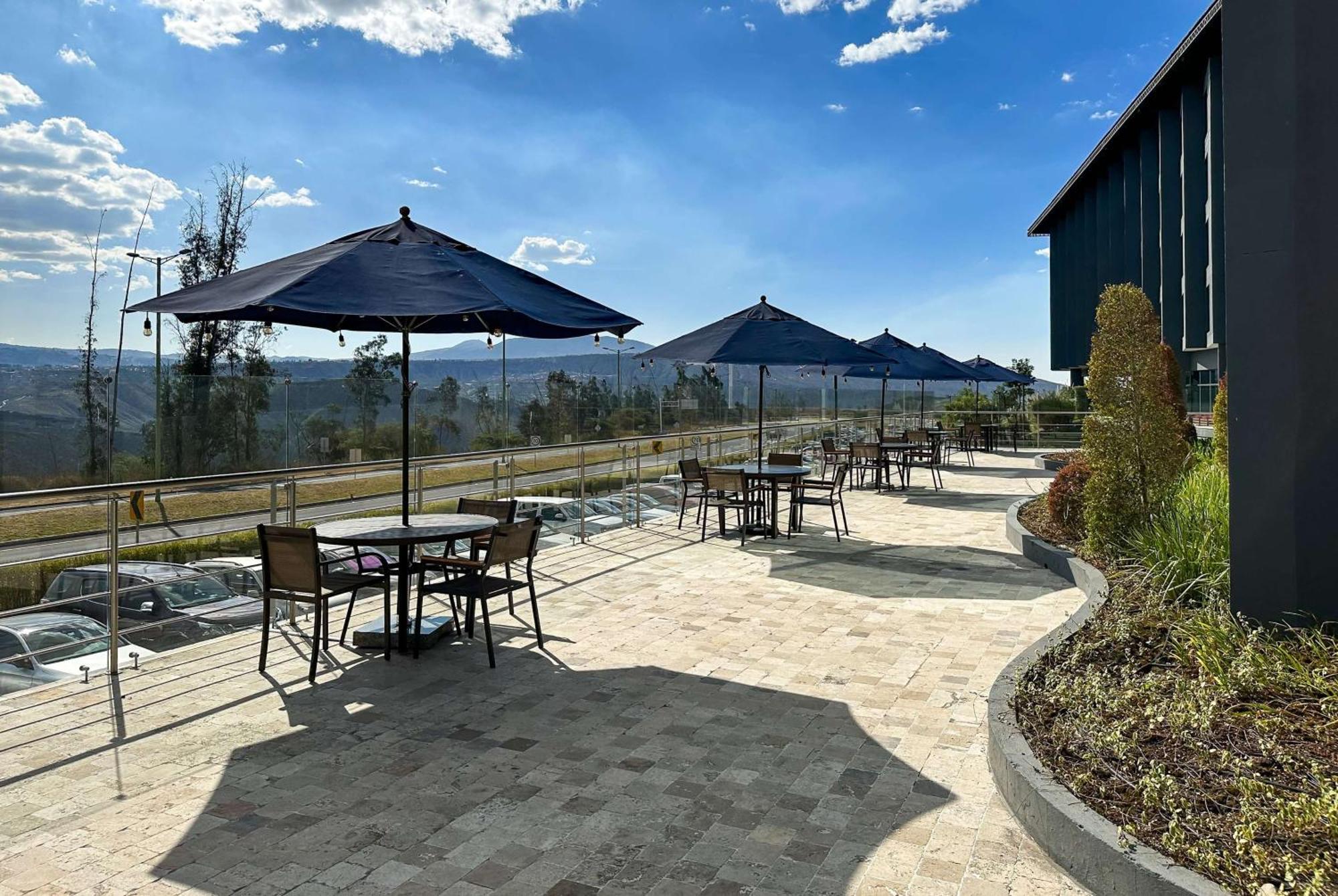 Wyndham Quito Airport Hotel Puembo Exterior photo The patio at the new library