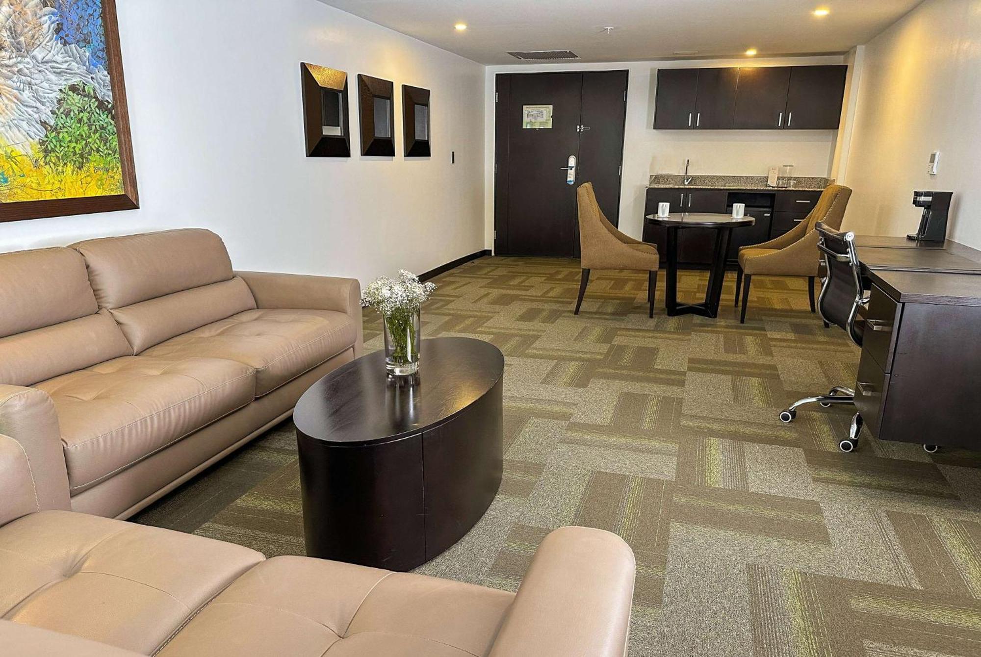 Wyndham Quito Airport Hotel Puembo Exterior photo A typical office at the center