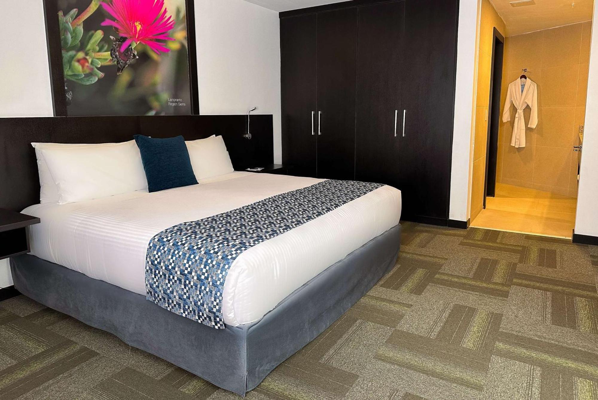 Wyndham Quito Airport Hotel Puembo Exterior photo