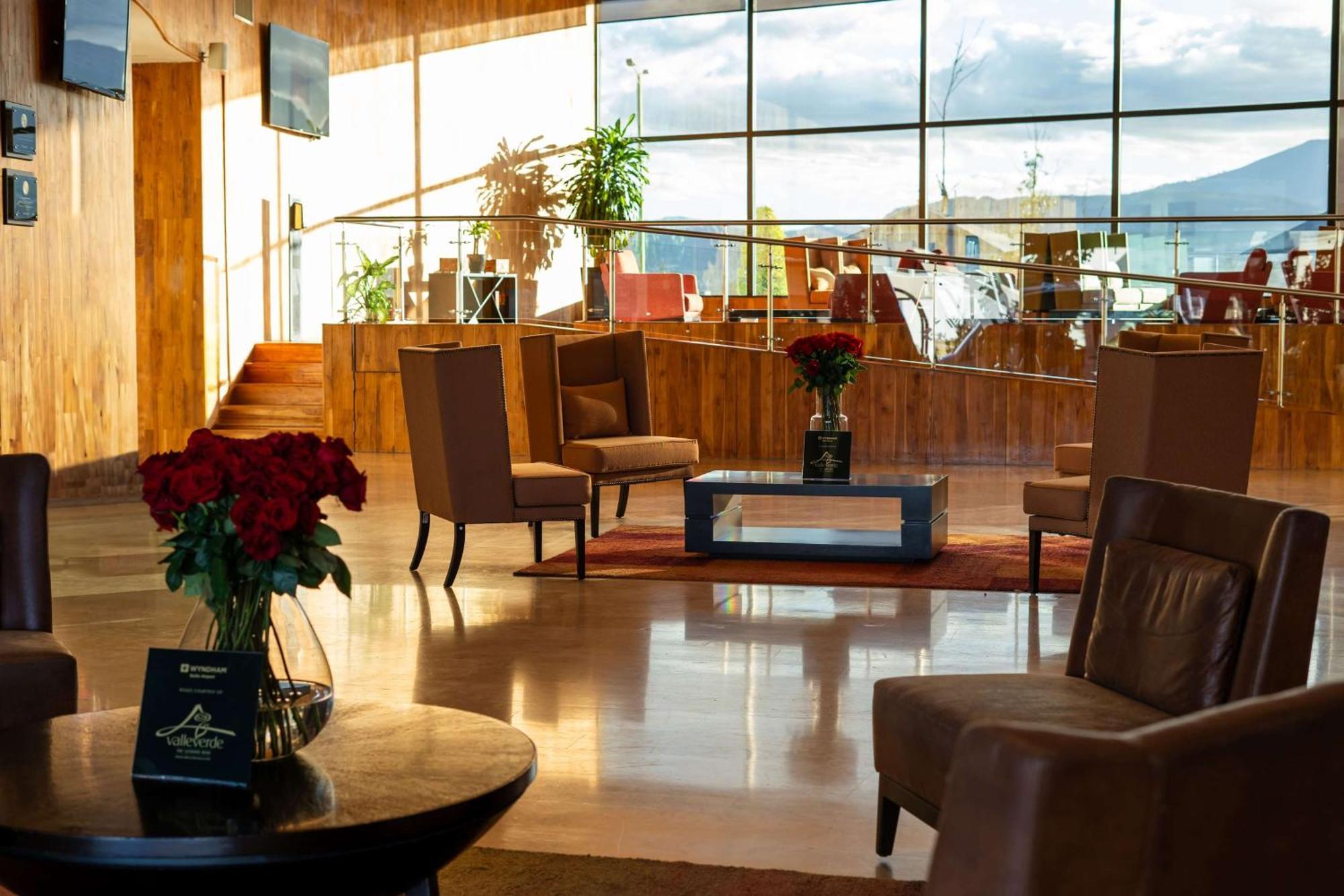 Wyndham Quito Airport Hotel Puembo Exterior photo The lobby of the hotel