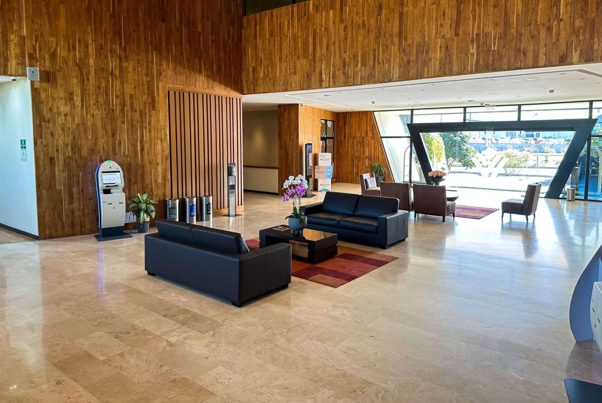 Wyndham Quito Airport Hotel Puembo Exterior photo Lobby