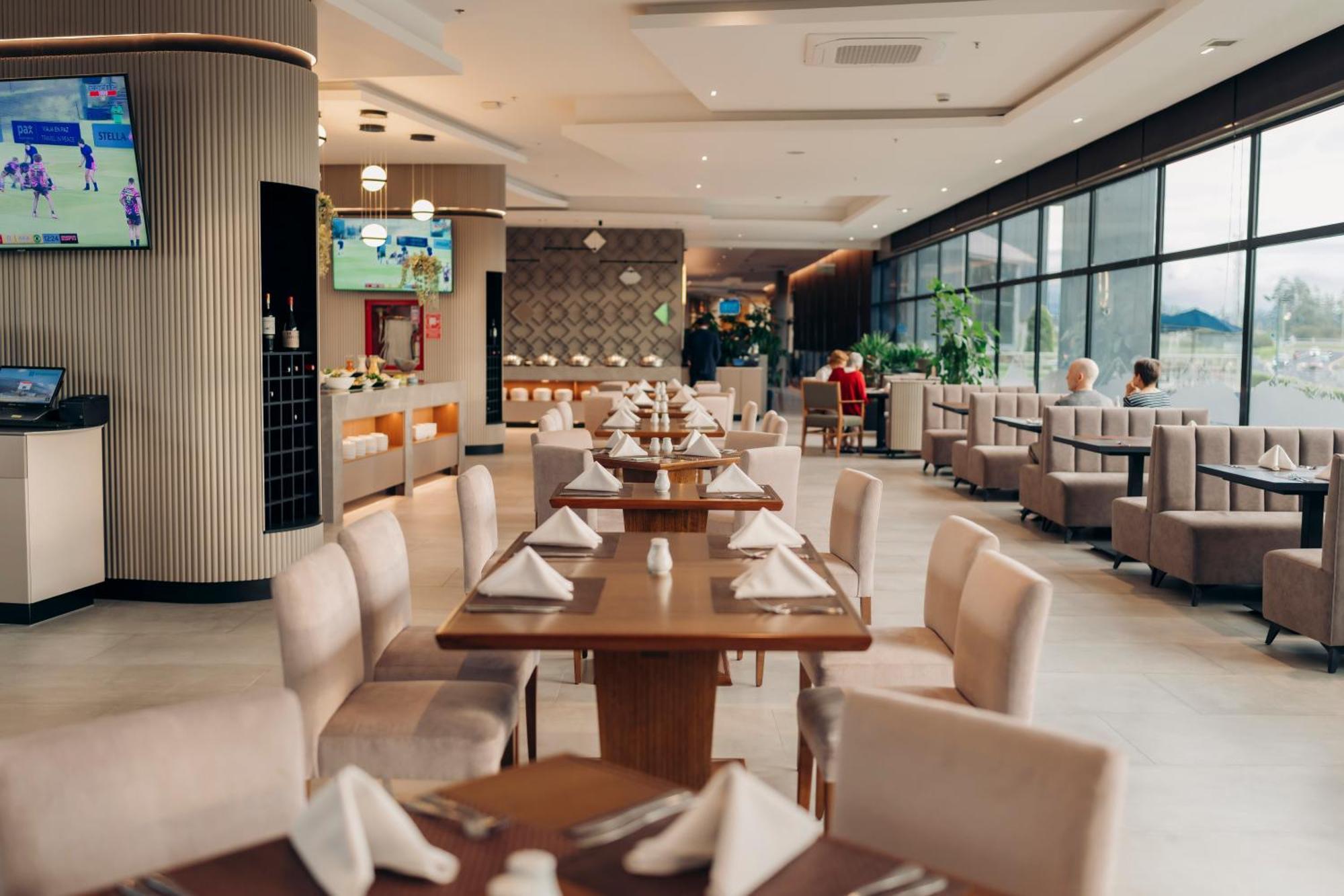 Wyndham Quito Airport Hotel Puembo Exterior photo The lounge at Tan Son Nhat International Airport