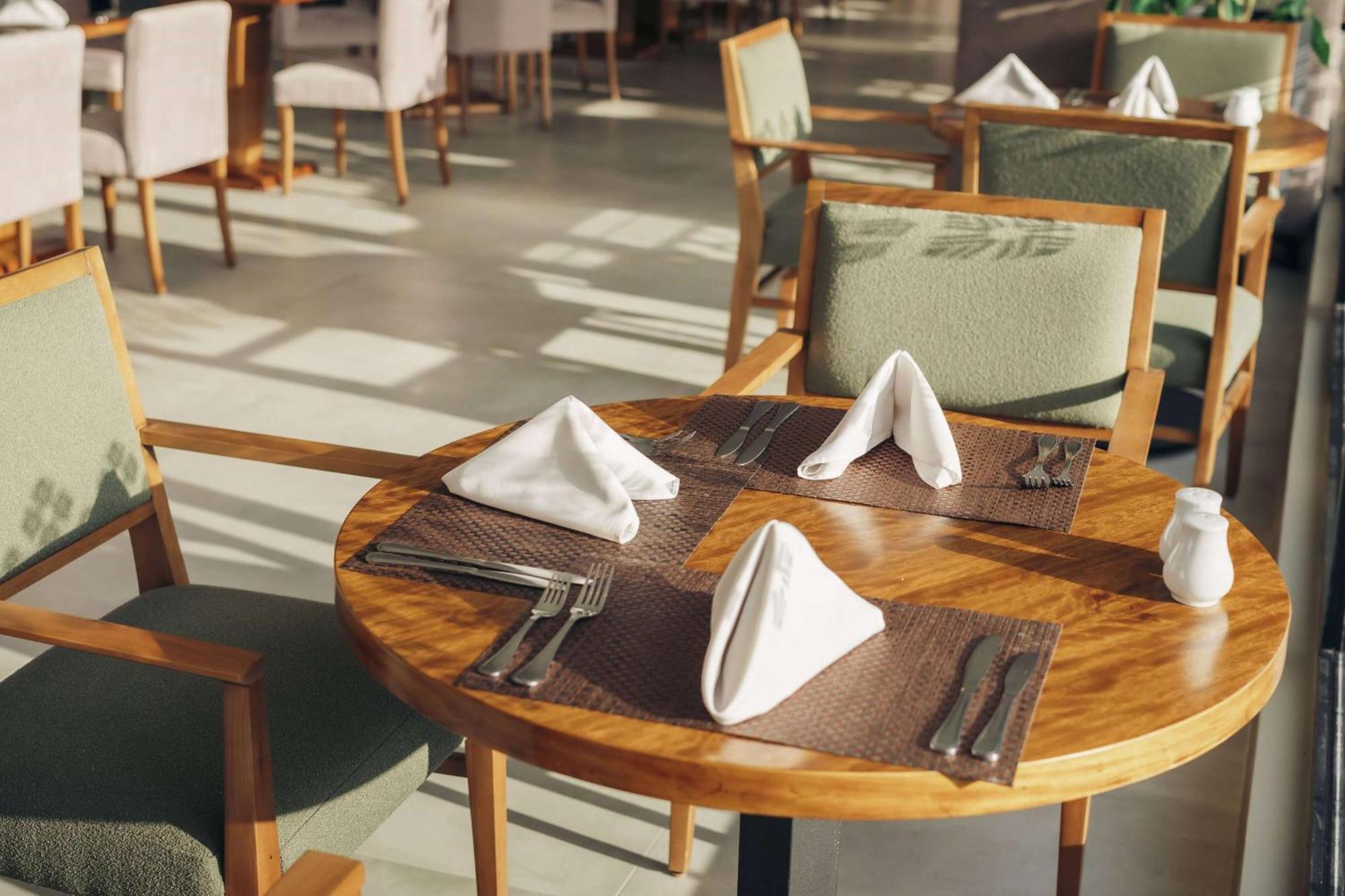Wyndham Quito Airport Hotel Puembo Exterior photo A place setting