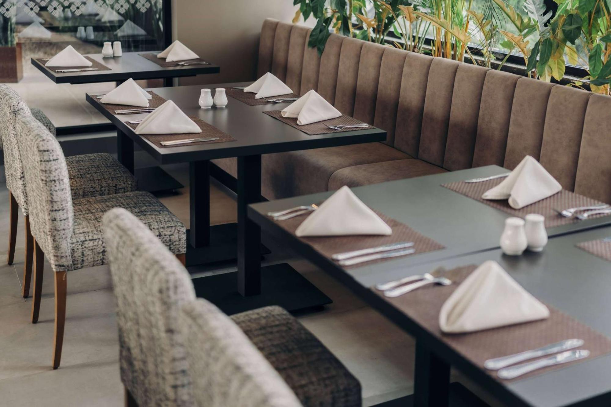Wyndham Quito Airport Hotel Puembo Exterior photo Restaurant interior