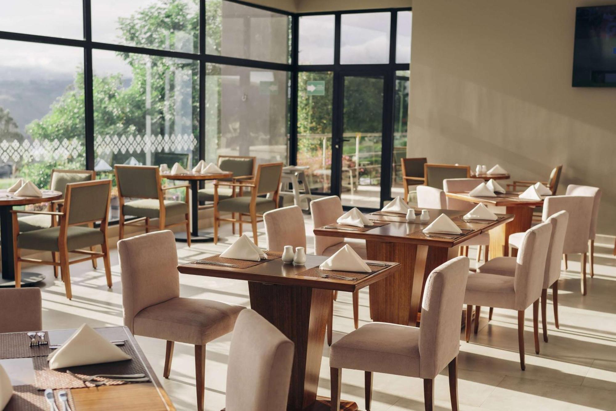 Wyndham Quito Airport Hotel Puembo Exterior photo Restaurant