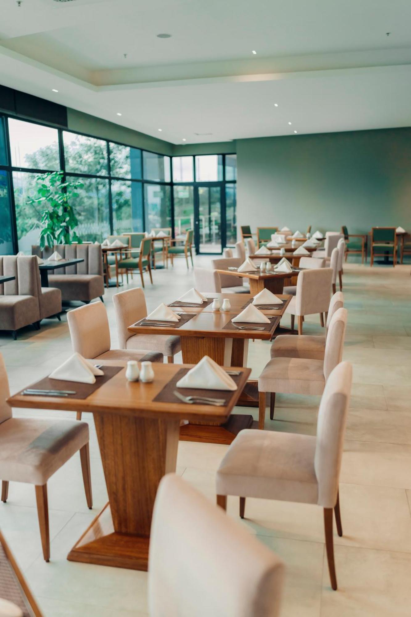Wyndham Quito Airport Hotel Puembo Exterior photo
