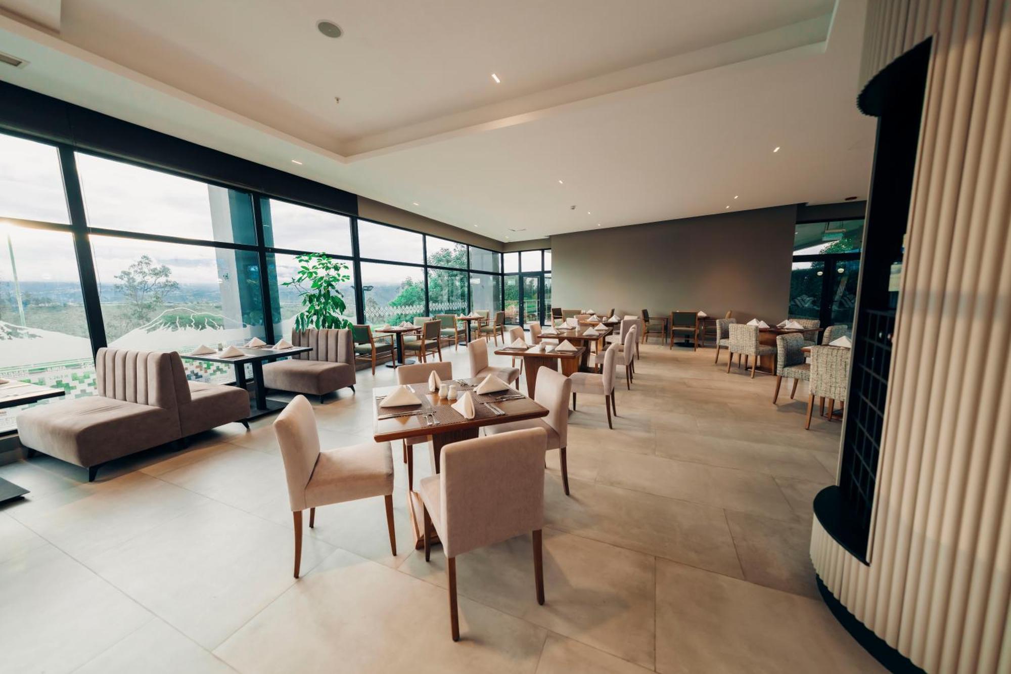 Wyndham Quito Airport Hotel Puembo Exterior photo